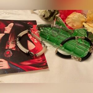 VINTAGE 1950’s THREE JADE BRACELETS, BLACK, CREAM & GREEN JADE WITH SAFETY CHAIN